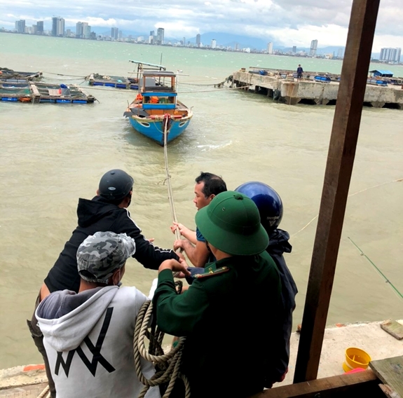 Sát cánh giúp người dân ven biển phòng, chống bão